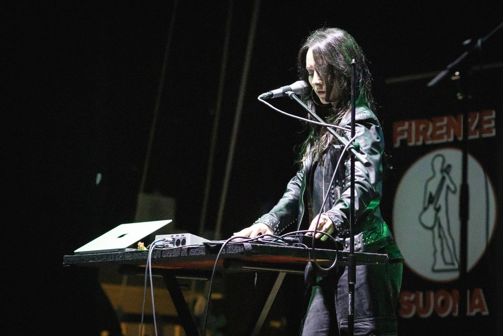 Amira spettacolo dal vivo pop elettronico e live looping in Firenze live