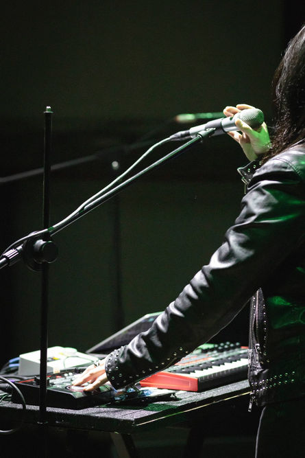 Amira spettacolo dal vivo pop elettronico e live looping in Toscana Firenze