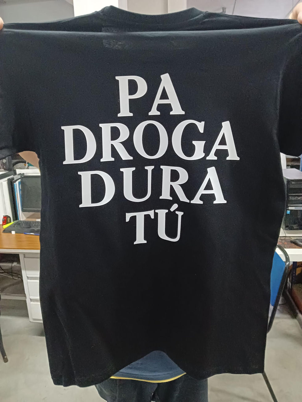 Miniatura: Camiseta SI ADIVINAS MI HORÓSCOPO NOS BESAMOS / Espalda PA DROGA DURA TÚ
