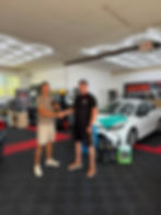 NextGen Production tulajdonosa, Kis Balázs kezet fog a Carzone autókozmetika tulajdonosával – videós tartalomgyártás és forgatási referencia.