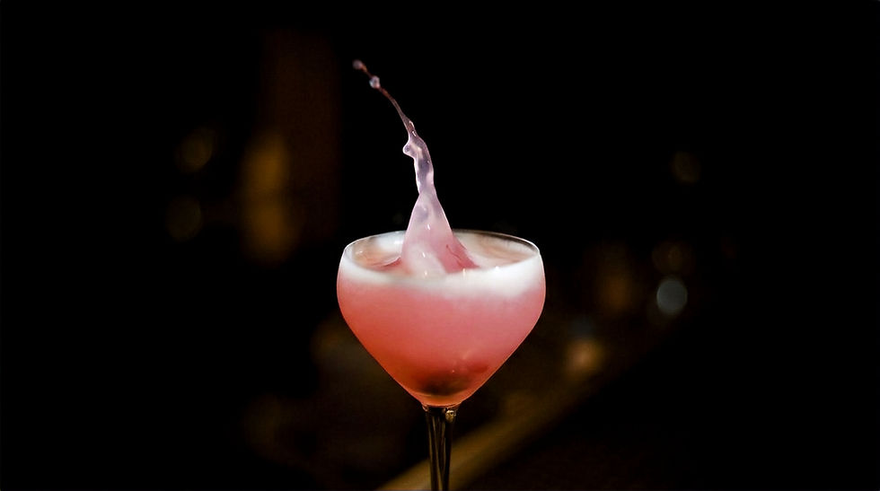 Cocktail rose avec éclat au Sauvages - Bistrot parisien & bar