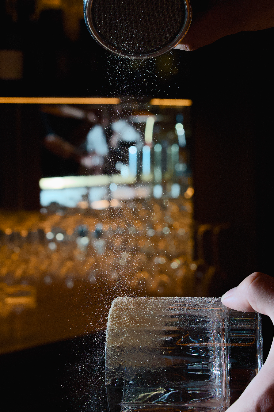 Saupoudrage d'un cocktail au Sauvages - Bistrot parisien & bar