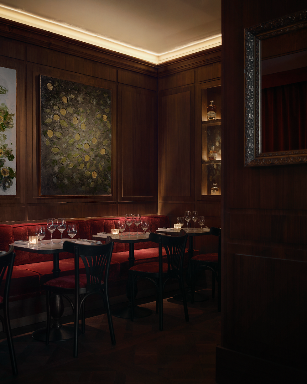 Intérieur feutré du Sauvages - Bistrot parisien & bar.