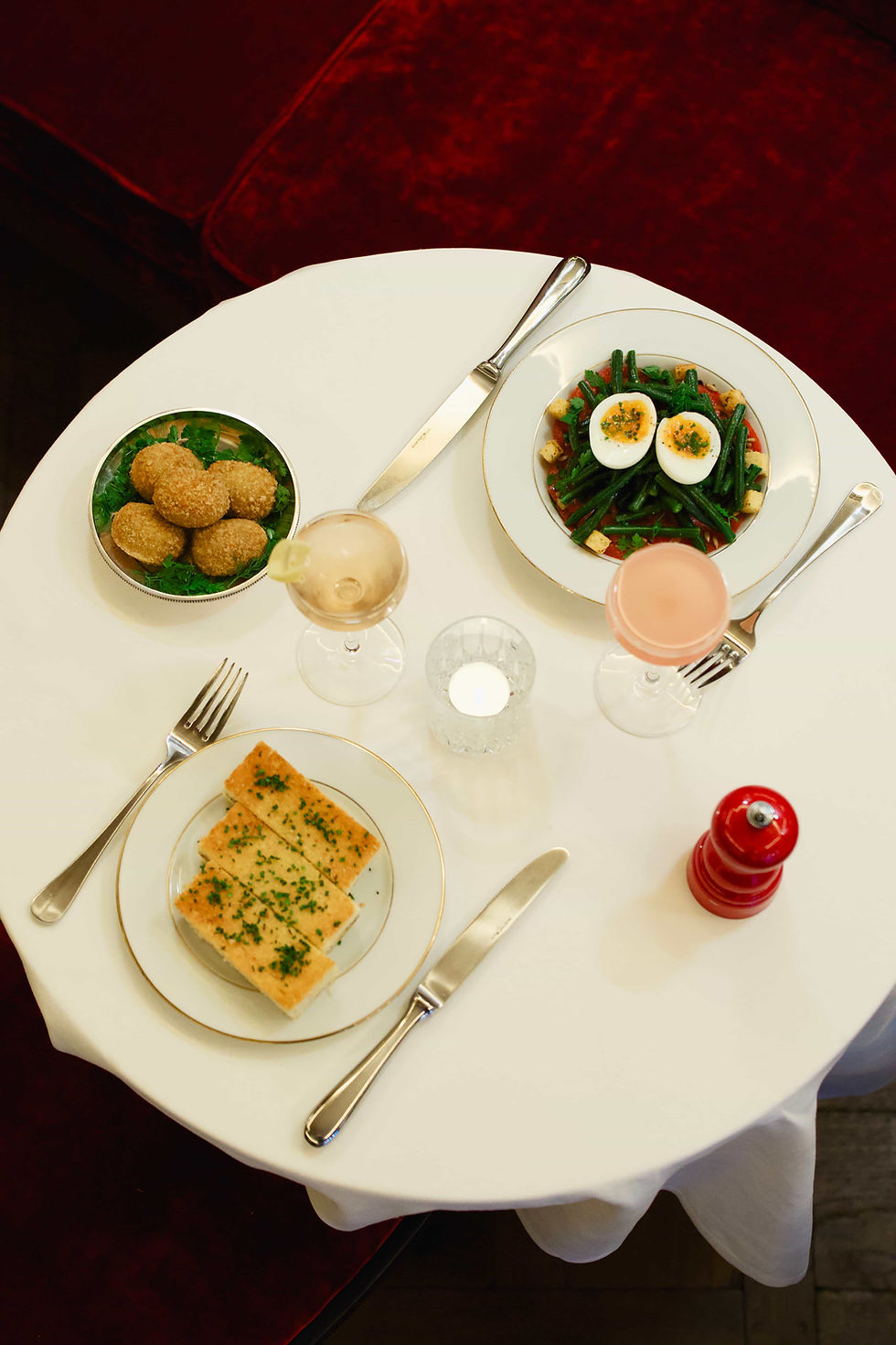 Plats et cocktails au Sauvages - Bistrot parisien & bar