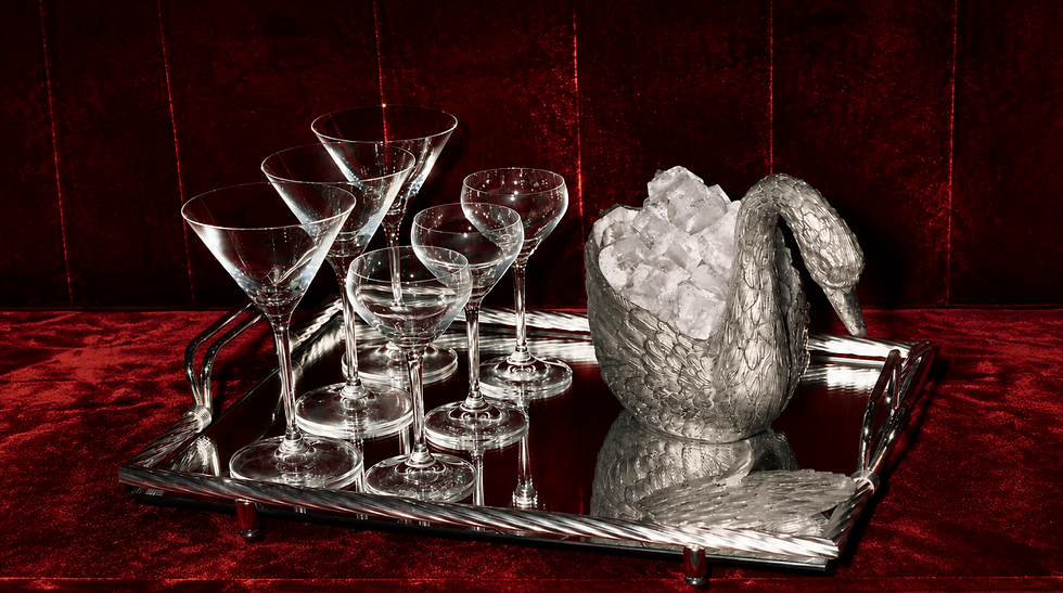 Plateau de verres à cocktail chez Sauvages - Bistrot parisien & bar.