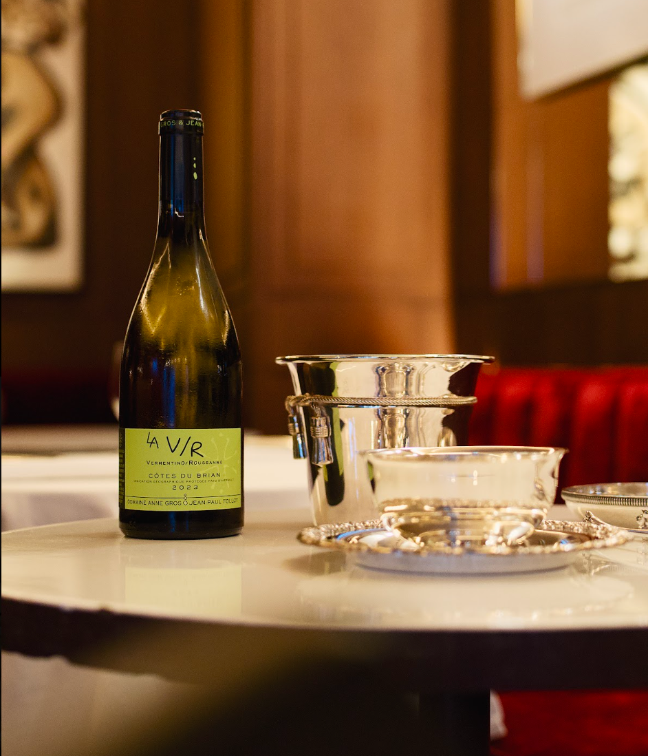 Bouteille de vin et seau à glace chez Sauvages - Bistrot parisien & bar
