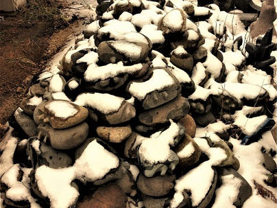雪の中で、石を彫る