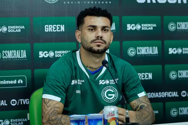 Vitória recebe proposta do futebol europeu por lateral emprestado ao Goiás; veja valores
