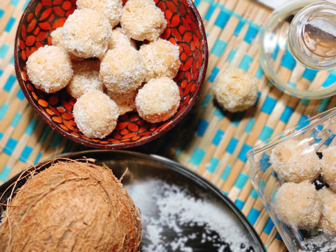 Narkoler Naroo ( Coconut Ladoo )