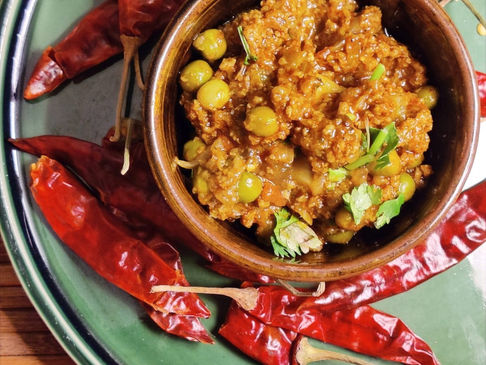 Kheema Muttar with Griddle toasted Pav 