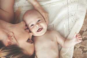 bébé qui rit avec sa maman