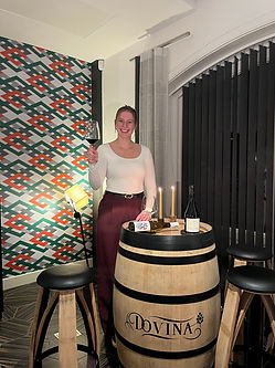 Hi! Ik ben Elise Slagmolen. Super leuk dat je een kijkje neemt op onze website. Van plan een proeverij te plannen? Ik ben in!