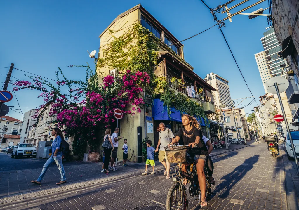 neve-tzedek-bike-tel-aviv-weekend.webp