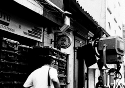 Antes las personas hacían largas filas para comprar en Super Foto, hoy solo unos pocos transeutes se