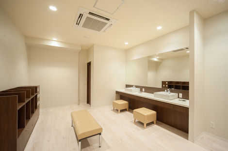 大阪にある阪神ゴルフセンターの化粧室デザイン