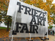Frieze London fair atmosphere image used in FAD Magazine’s 2026 fair coverage. Credit/source: FAD Magazine.