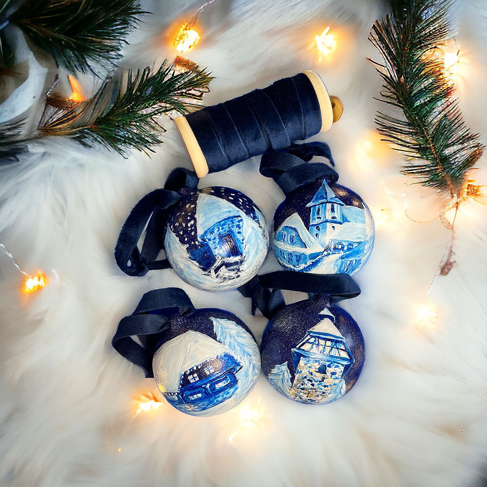 Weihnachtskugel in royalem Blau mit Hirschturm im Schnee