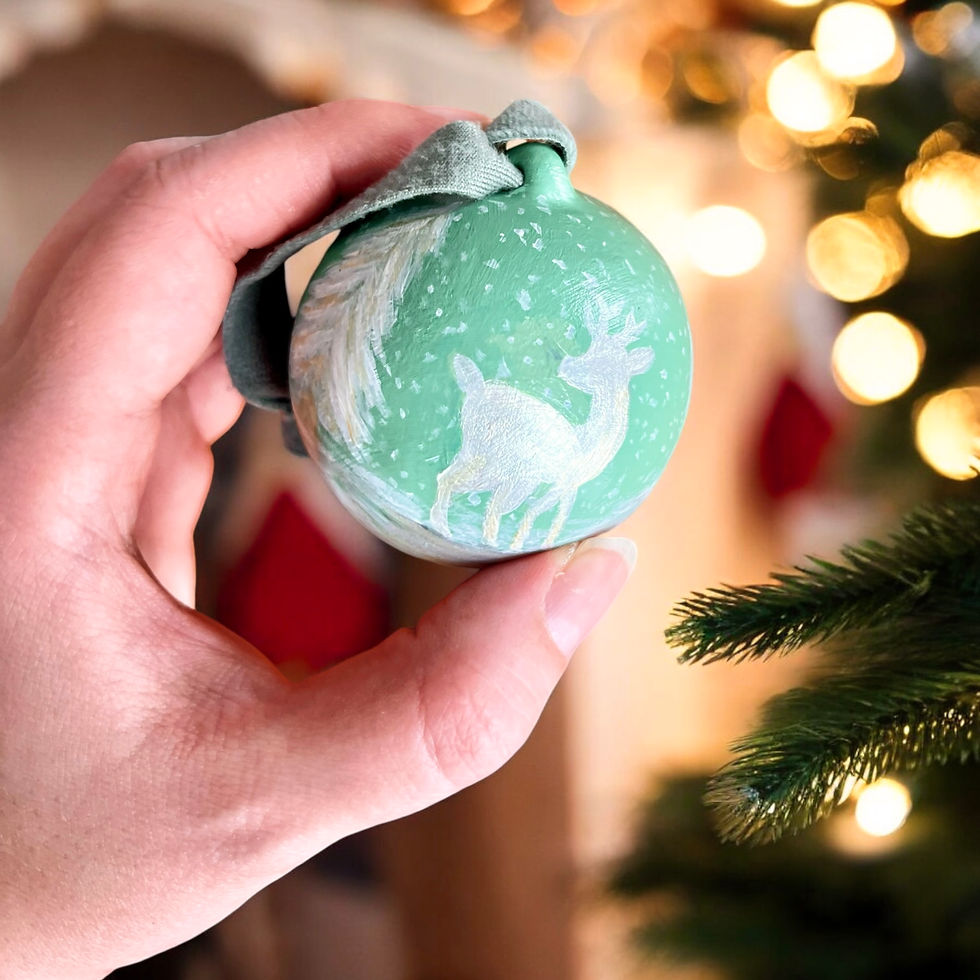 Weihnachtskugel in Mintgrün mit Hirsch im Schnee