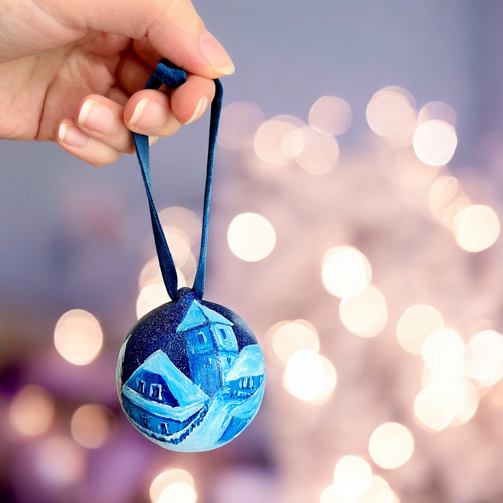 Weihnachtskugel in royalem Blau mit Dorfszenerie im Schnee