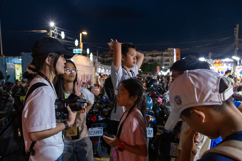 沒有大人代勞的晚餐。在喧囂的夜市裡,孩子得自己面對陌生人,練習清晰表達意圖、練習對應。當買到全隊晚餐的那刻,心裡長出的不只是成就感,更是為自己選擇負責的真實自信。