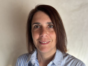 Učím humanitní předměty na Základní škole v Dobřanech. Ve výuce používám inovativní metody, metody vycházející z konstruktivistického přístupu, uplatňuji metodu CLIL a formativní hodnocení. Zároveň jsem lektorkou kurzů zaměřených na rozvoj čtenářských strategií, metodologie CLIL, formativního hodnocení, mentorských dovedností, kontroverzních témat atd. Působím jako interní a externí mentorka a koučka.