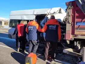 Kayseri-Malatya yolunda öğrenci servisi tıra çarptı: 1 ölü, 7 yaralı