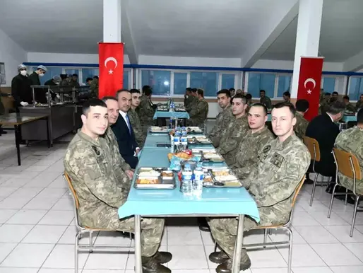 Tekirdağ’da protokol askerlerle iftar yaptı