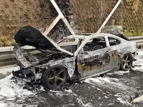 Fatih Aksaray’da otomobil yol ortasında alevlere teslim oldu