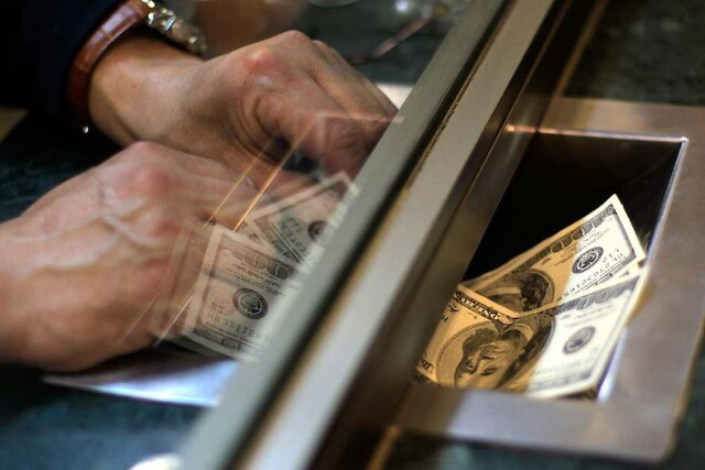 El dólar cierra sesión con ligero aumento pese a mejor precio del cobre