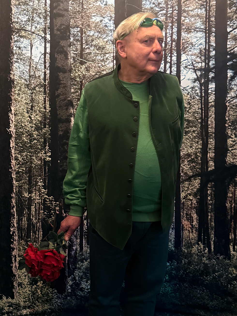 Person som håller i röda rosor