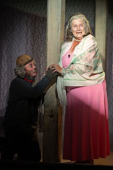 Bella, som spelas av Marie-Thérèse Sarrazin, håller om hunden Sokrates, som spelas av Lasse Forss.