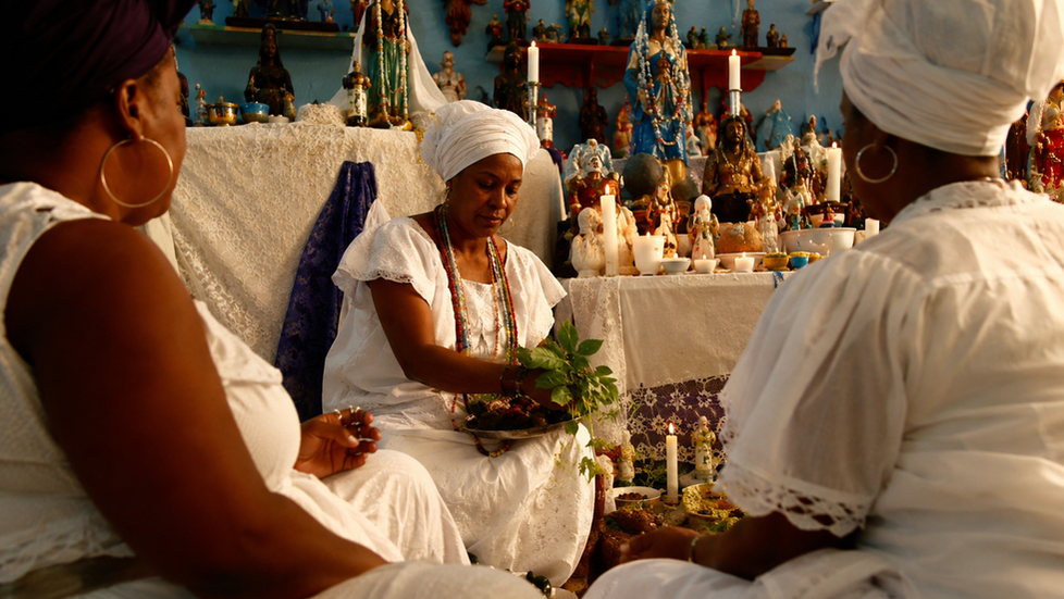 La religión afrocubana: un encuentro de fe y resistencia.