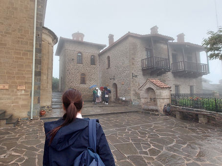 Meteoras es esa tierra sagrada que alberga monasterios en lo alto de las rocas.