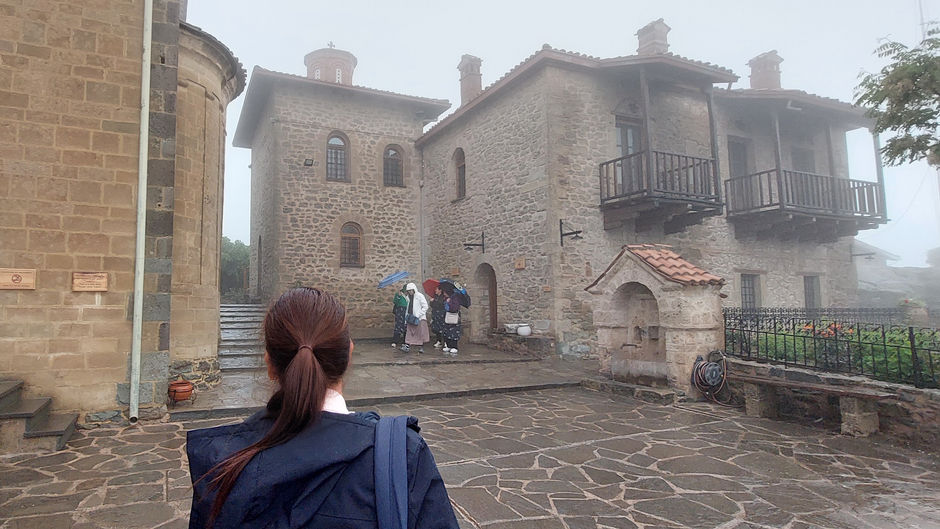 Meteoras es esa tierra sagrada que alberga monasterios en lo alto de las rocas.