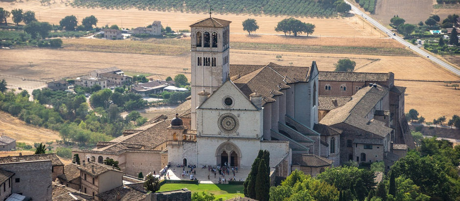 Trás la huella de San Francisco en el corazón verde de Italia.