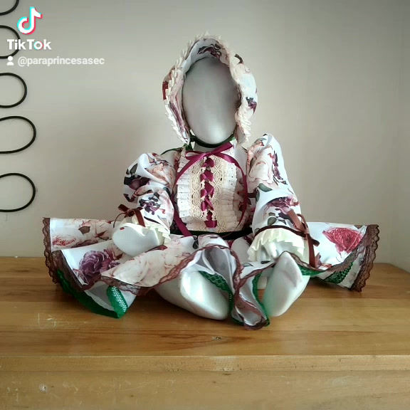 Miniatura: Vestido de flores con gorrito