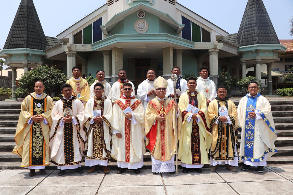 Para imam baru foto bersama Mgr. Maksimus Regus di depan Kapela Agung Seminari Tinggi St. Paulus Ledalero, Sabtu (10/10/2026).