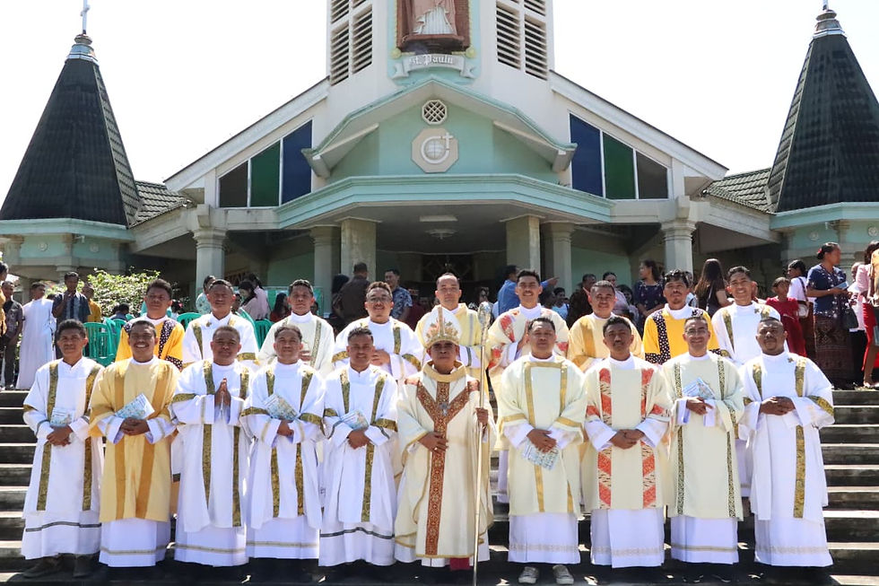 Delapan belas diakon baru SVD berfoto bersama Uskup Agung Kupang, Mgr. Hironimus Pakaenoni, seusai Perayaan Ekaristi Tahbisan Diakon di Kapela Agung Seminari Tinggi Santo Paulus Ledalero.
