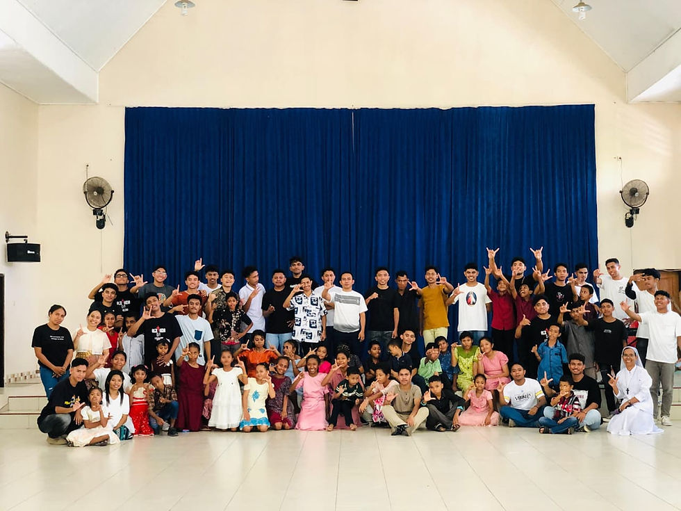 Para frater berpose bersama para suster, rekan kerja, dan anak-anak Panti Asuhan Bhakti Luhur Wairklau-Maumere usai kegiatan animasi dan perayaan Ekaristi bersama, Minggu (10/05/2026).