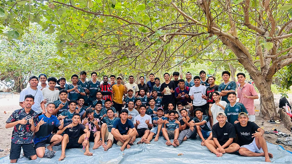 Para frater SVD tingkat II foto bersama koordinator angkatan, Pater Ono, SVD di Pantai Krokowolon pada Minggu (4/10/2026).