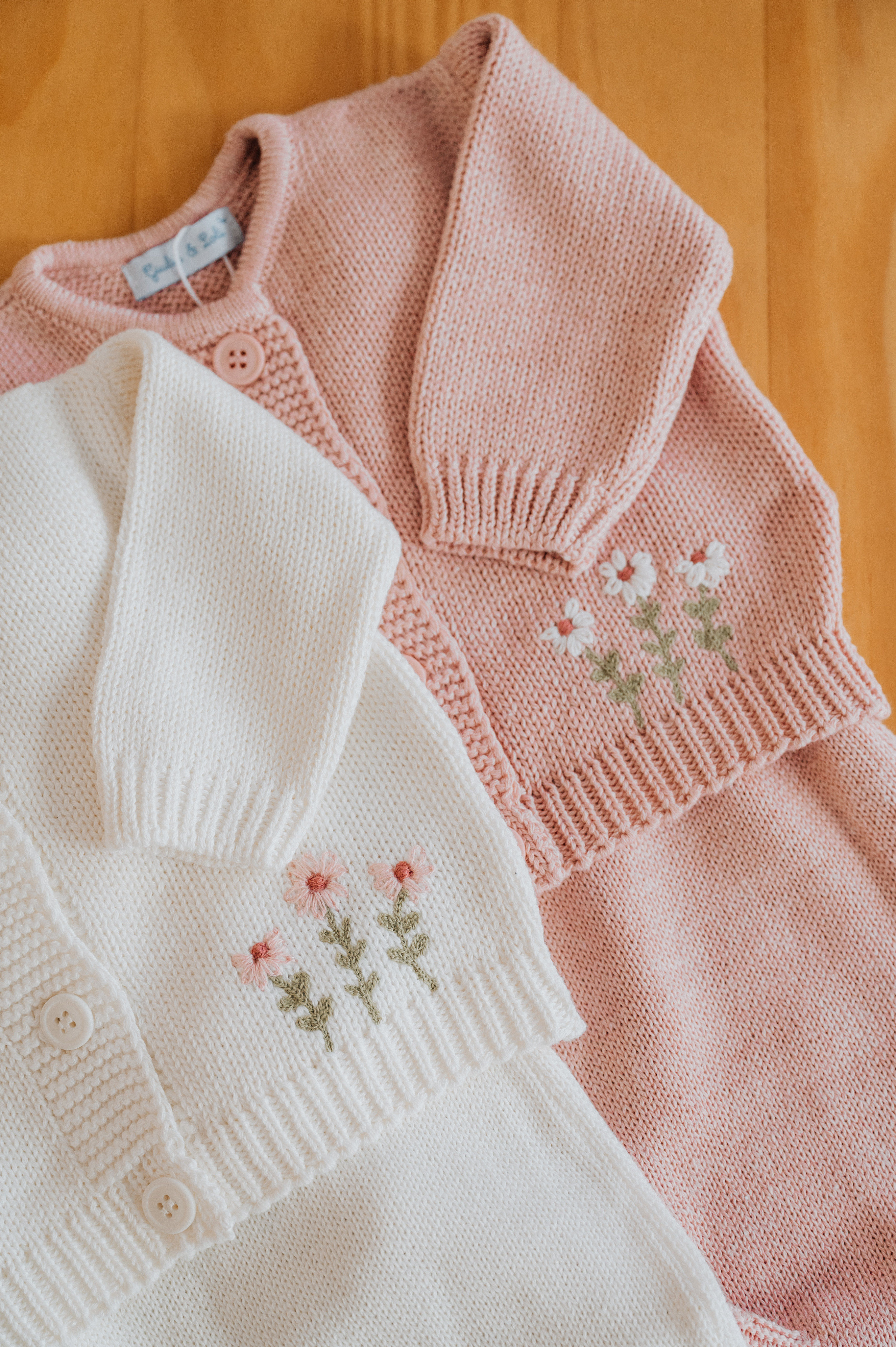 Casaco e Salopete Fefa Margaridas Goiaba