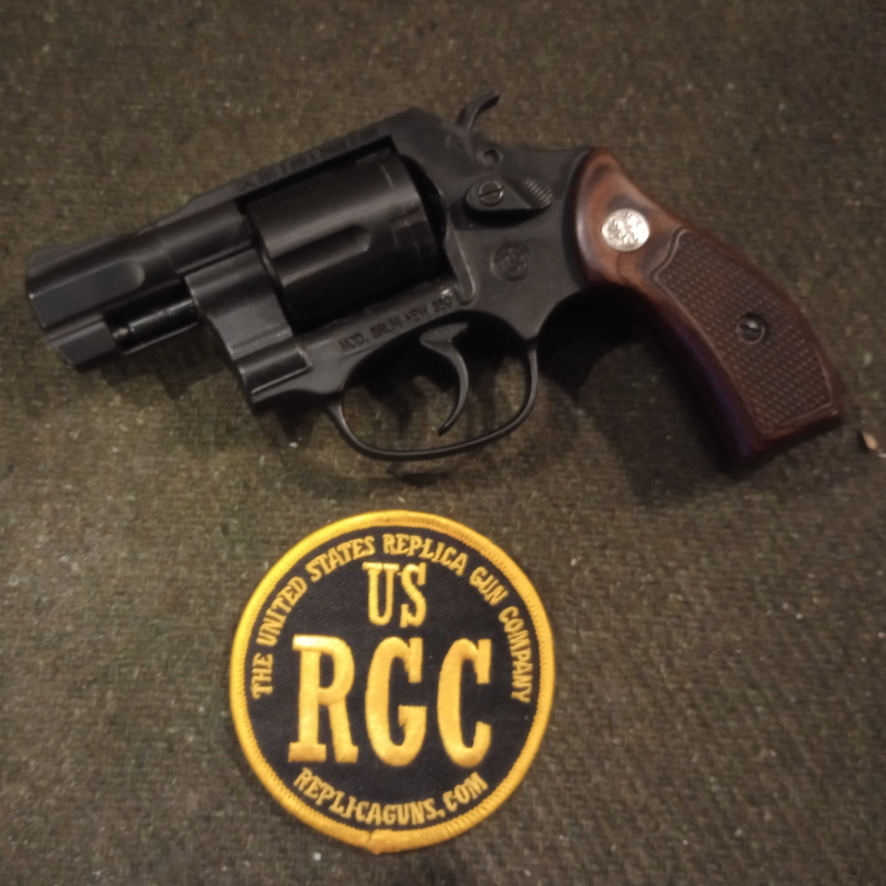 Smith Model 360: Blued w/Walnut Grips