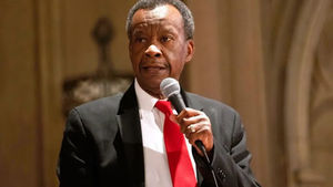 “Pull Up & Fill Up: Willie Wilson Blesses Chicago with FREE Gas (Again!) 👀”