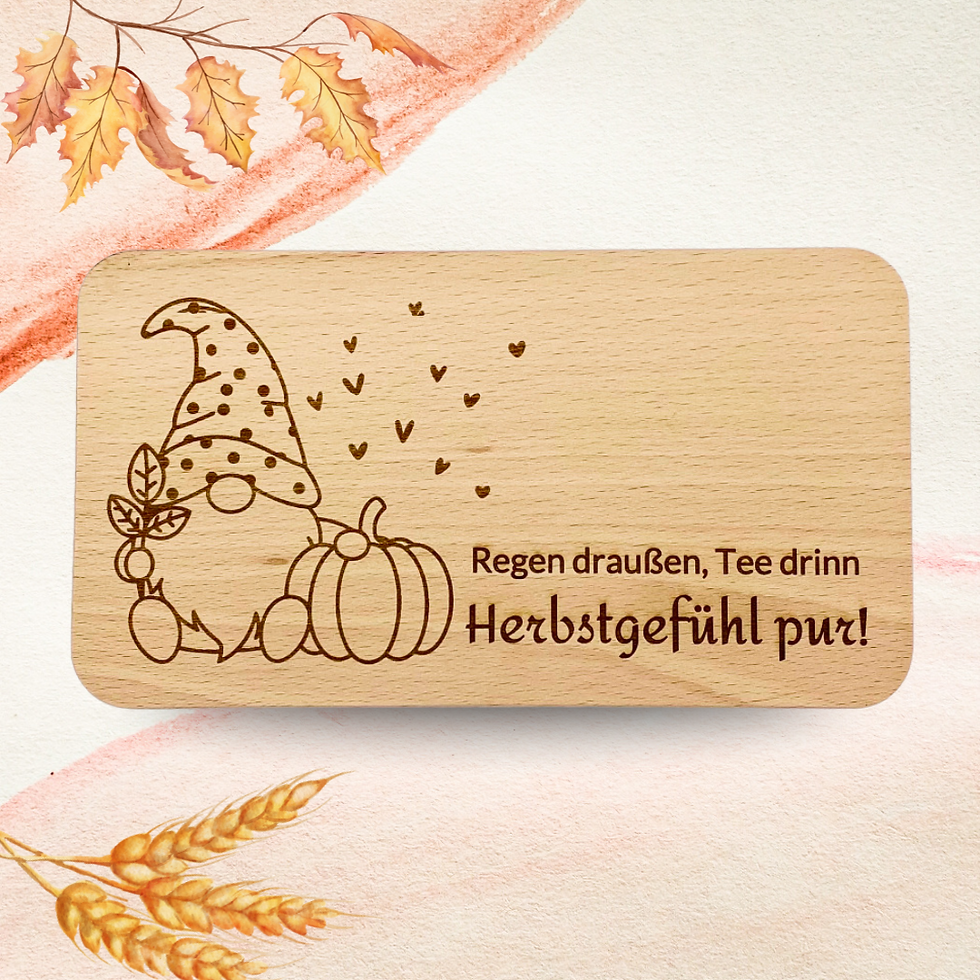Personalisiertes Frühstücksbrettchen mit Wichtel & Kürbis – Herbstmotiv graviert