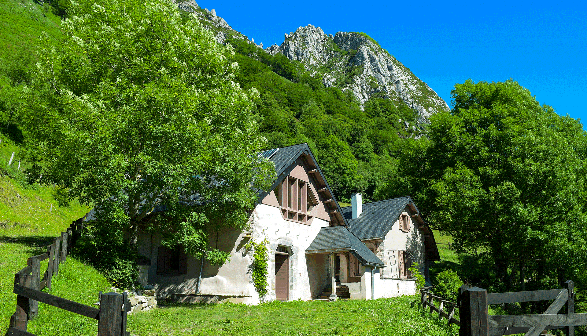 Gîte isolé dans la montagne pyrénéenne
