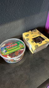 Haribo Gummibärchenbox und  eine Schachtel Datteln in der Küche