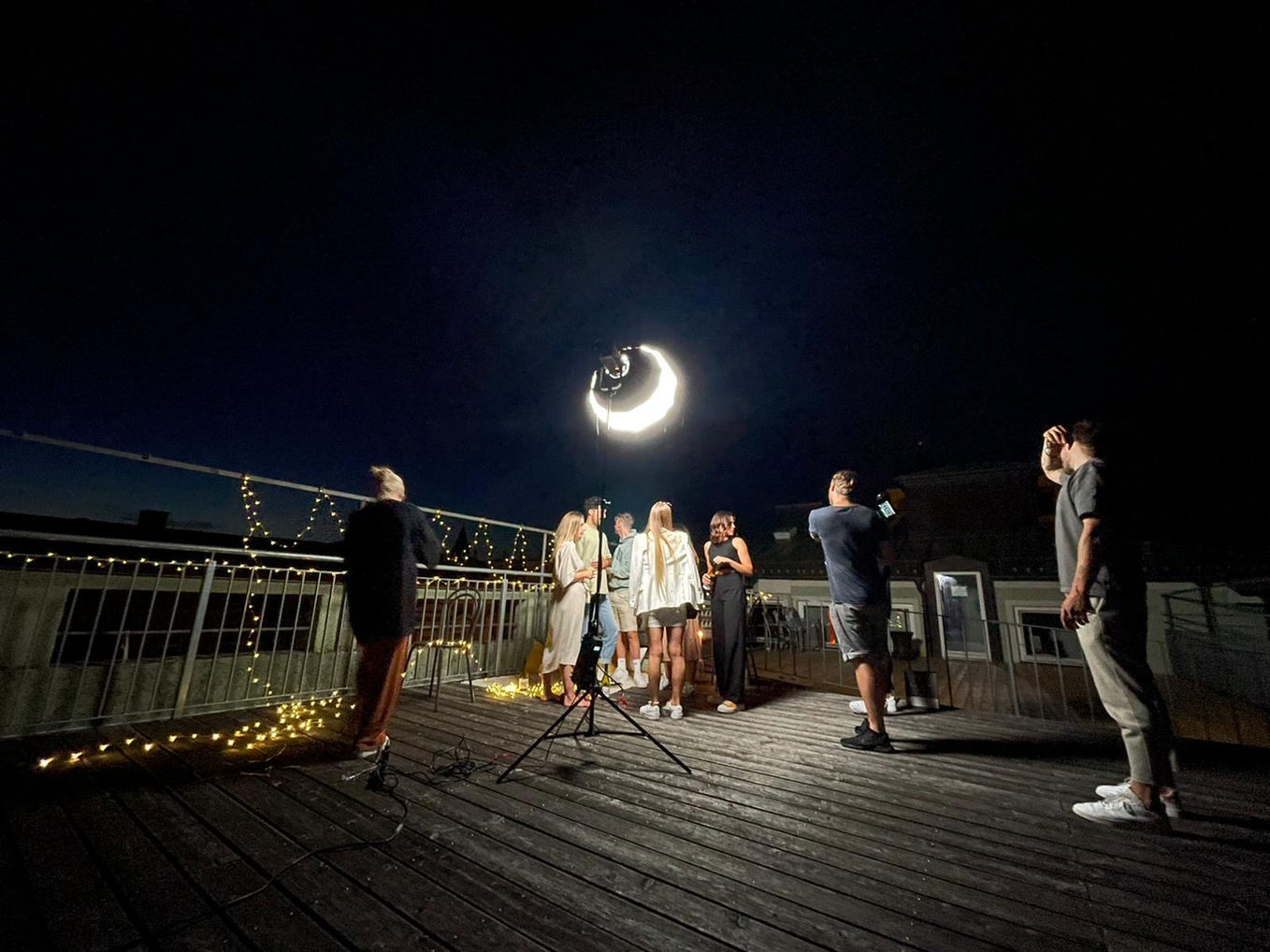 Shooting im Dunkeln auf einer Dachterrasse