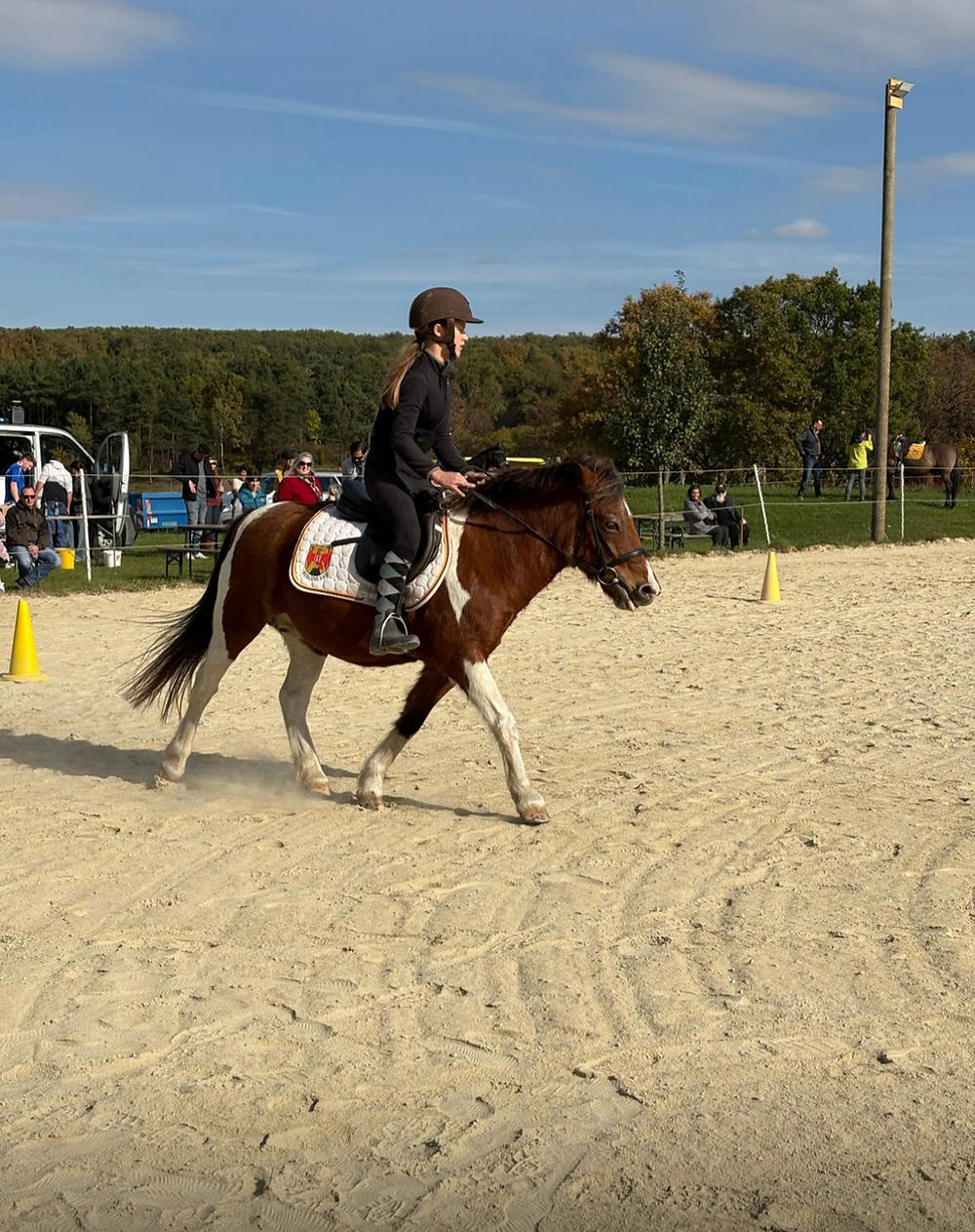Kind reitet Pony bei Veranstaltung.
