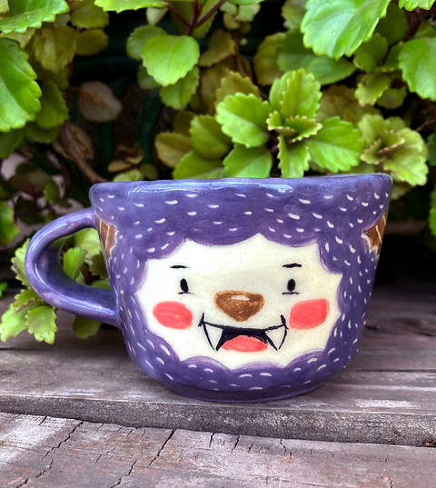 Taza de cerámica con ilustración de monstruo morado y tierno
