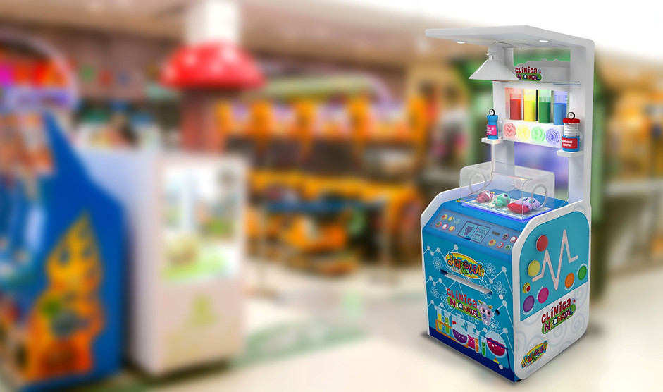 Rediseño de exhibidor de la marca Distroller para jugueterías. Clínica Neonatal interactiva para niños. Mutlimaterial con iluminación LED y elementos interactivos. Diseño Industrial POP. Detalles de la instalación con luces LED, botones interactivos y elementos coloridos con tema de cunero u hospital. Instalación en punto de venta.